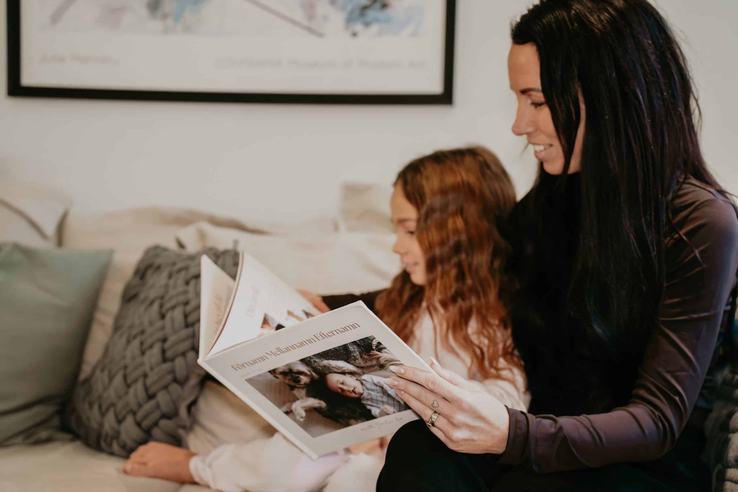 Mamma och barn tittar i en bok från memolio